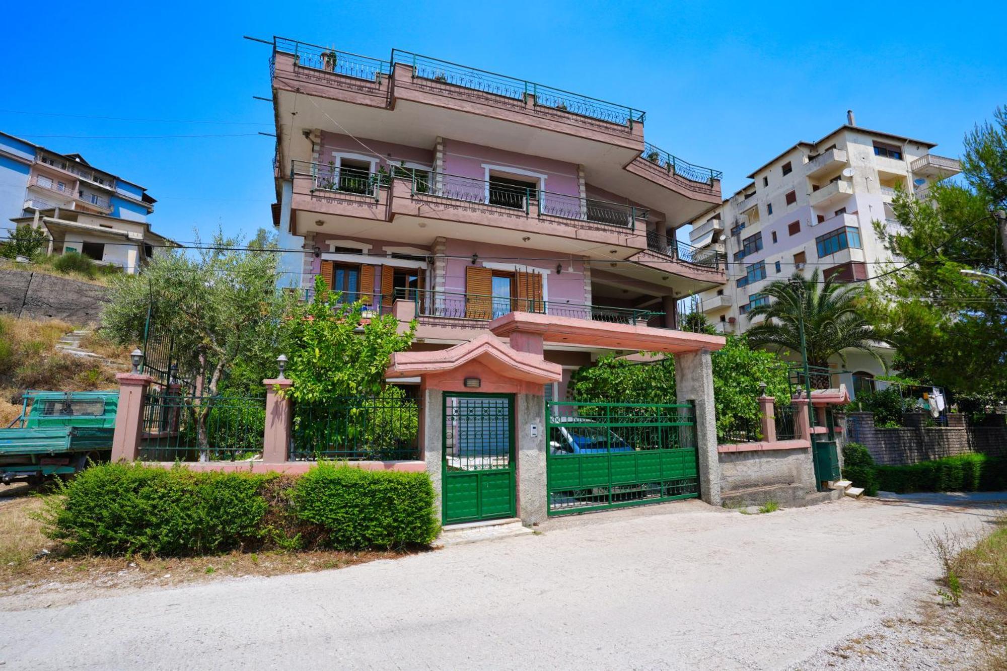 The View Rooms And Terrace Αργυρόκαστρο Εξωτερικό φωτογραφία